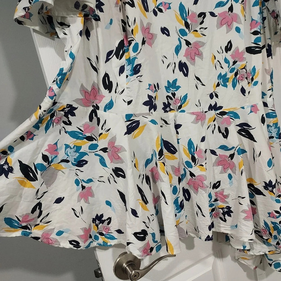 Lane Bryant White Floral Asymmetrical Short Flutter Sleeve Blouse in Size 26 - Picture 7 of 13